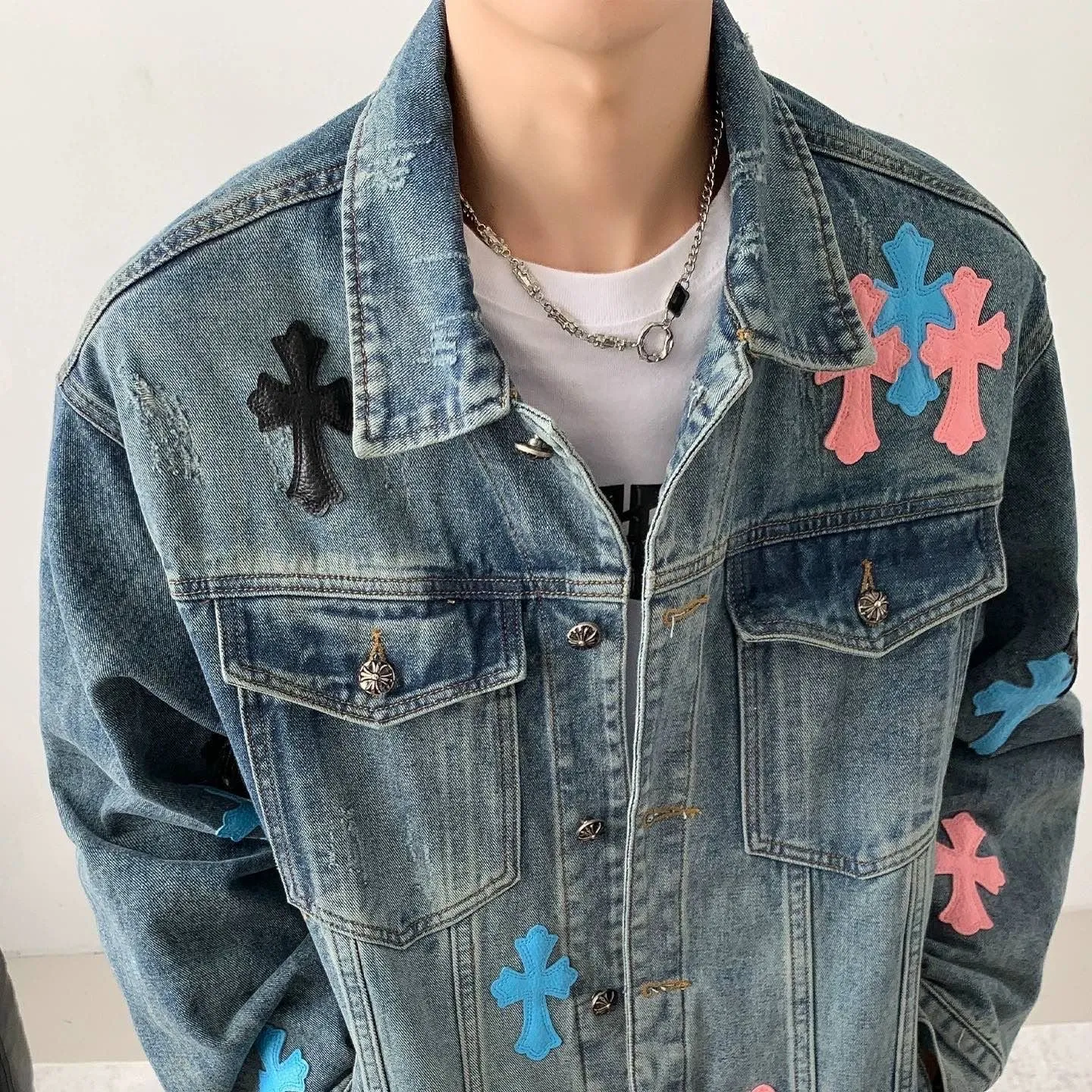 P270 💰 Chrome Hearts Chrome Hearts leather cross patch color leather embroidered shirt denim jacket OS version can be worn by both men and women! The fabric is made of twill gauze cotton fabric! The texture is clear and smooth, not easy to wrinkle or fade! The embroidery process is complex and repetitive. There are more than 20 leather labels. It takes 6 repeated embroidery steps to complete the back body. The requirements for the embroidery machine are very strict, and the distance is 45 cm! It won’t work if the spacing is too big, and it won’t work if it’s too small! We make clothes with care, and every detail must be restored one to one! The hardware is all carved and cast, and they are all genuine from the original factory! This piece of clothing consumes a lot of material, with more than 3 meters of material used for one piece of clothing! After the garment is made, it needs to be fixed at high temperature, washed at a water temperature of more than 70 degrees, and softened by adding softener to make the upper body softer and smoother! There is a flap on the sleeve that can be stored into short sleeves! Adapt it to that understanding Color: Blue Size: S-M-L-XL